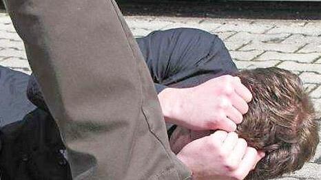 Die Tritte gegen den Kopf, die ihm die Anklage vorwarf, konnte der Angeklagte aus dem Landkreis Lichtenfels dem Opfer gar nicht verpasst haben, da er zu diesem Zeitpunkt in St. Getreu saß. Foto: Symbolbild/Archiv