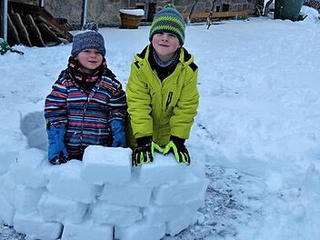Benjamin (links) und Jakob beim Iglu-Bauen Foto: Werner Reißaus