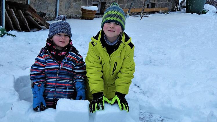 Benjamin (links) und Jakob beim Iglu-Bauen Foto: Werner Reißaus