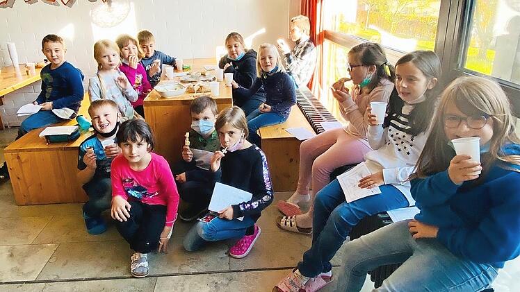 Nach der sportlichen Betätigung in der Turnhalle war eine Stärkung angesagt.