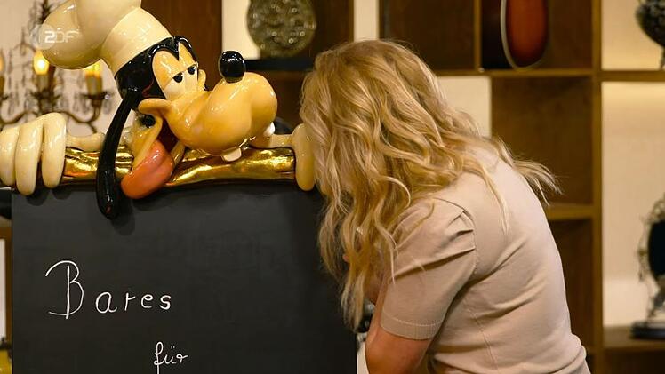 Expertin Annika Raßbach nahm die Tafel ganz genau unter die Lupe - und schnüffelte sogar daran.