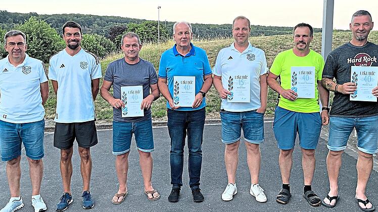 Das Bild zeigt einige der Geehrten des SV Aura (von links): Ehrenamtsbeauftragter J&uuml;rgen Stumpf, 1. Vorsitzender Marco Danz, Steffen Graser, Marco Holzinger, Daniel Sauer, Alexander Manninger und Thomas KolbManuel Kolb