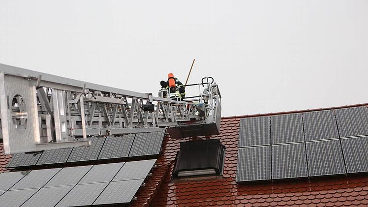 In der Memmbacher Straße in Erlangen kam es am Sonntag zu einem Dachstuhlbrand, welcher durch einen Blitzeinschlag ausgelöst wurde. Foto: News5/Weier