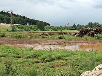 Erst vor wenigen Tagen wurde begonnen, den Boden für das neue Flussbett abzutragen. Weil der Boden völlig durchnässt und schwer ist musste die Arbeit aber wieder ruhen. Foto: hak