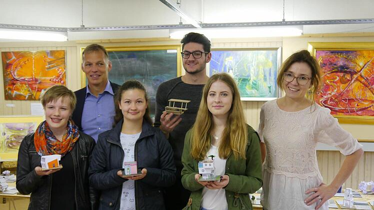 Begeisterung für Architektur: (von links) Lea Raab, der Vorsitzende des Schulvereins Stefan Richter, Jana Tong, Raphael Fritz, Sophia Schumm und ihre Kunsterziehungslehrerin Verena Bedenk.  Foto: Oswald Türbl