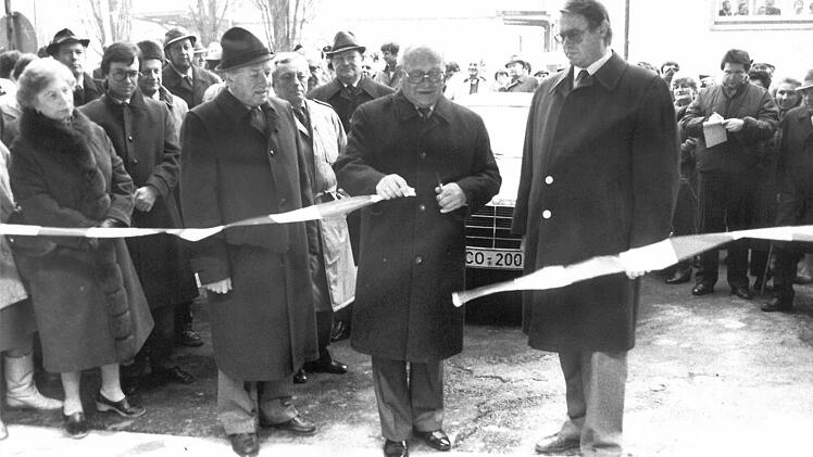 Eröffnung am 14. Dezember 1984: OB Karl-Heinz Höhn schneidet das Band durch. Foto: CT-Archiv