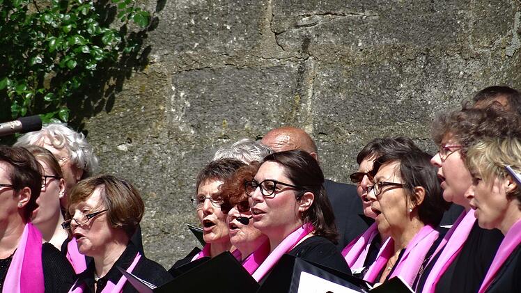 Unter der Leitung von Sigurd Knopp sang der SMS-Chor Ludwigsstadt das Luther-Oratorium von Siegfried Fietz auf der Veste. Foto: Jochen Berger