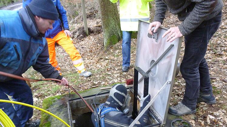 Auf Tauchgang: Am 27. Januar 2016 untersuchte eine Spezialfirma die Margarethenquelle. Dazu stieg ein Taucher in den Schacht ein. Die Erkenntnisse mündeten in ein Sanierungskonzept. Foto: Matthias Hauke