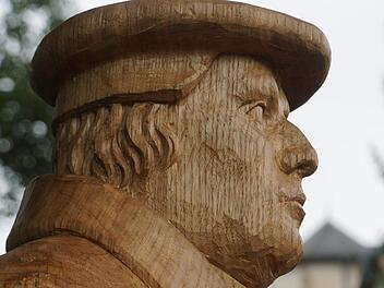 Der Reformator Martin Luther konnte schon einmal probeweise seinen Blick über Bischofsheim schweifen lassen.  Foto: Marion Eckert