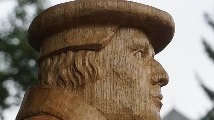Der Reformator Martin Luther konnte schon einmal probeweise seinen Blick über Bischofsheim schweifen lassen.  Foto: Marion Eckert