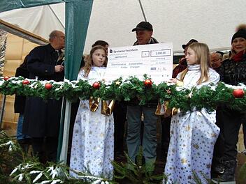 Klara und Amina mit dem Spendenscheck Foto: Petra Malbrich
