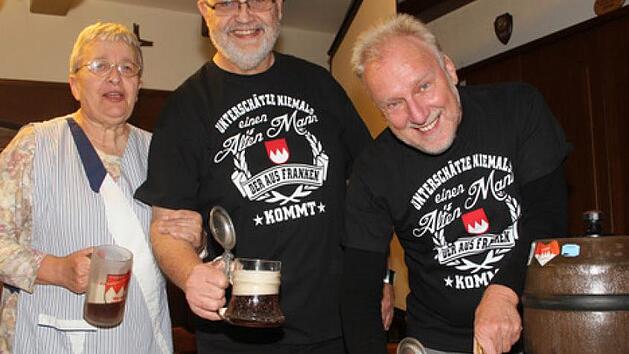 Monika Will trinkt zur Feier des Tages mit "ihren Jungs" mal ein Bier mit: F&uuml;nfzig Jahre lang haben Reinald Kolb und Franz Sch&uuml;bel in der Stadtsteinacher Wirtschaft jeden Freitag ein F&auml;ssla angestochen. Jetzt setzt sich die Wirtin zur Ruhe, damit ist auch die Stammtischtradition pass&eacute;. Foto: Sonny Adam