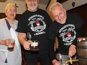 Monika Will trinkt zur Feier des Tages mit "ihren Jungs" mal ein Bier mit: Fünfzig Jahre lang haben Reinald Kolb und Franz Schübel in der Stadtsteinacher Wirtschaft jeden Freitag ein Fässla angestochen. Jetzt setzt sich die Wirtin zur Ruhe, damit ist auch die Stammtischtradition passé. Foto: Sonny Adam