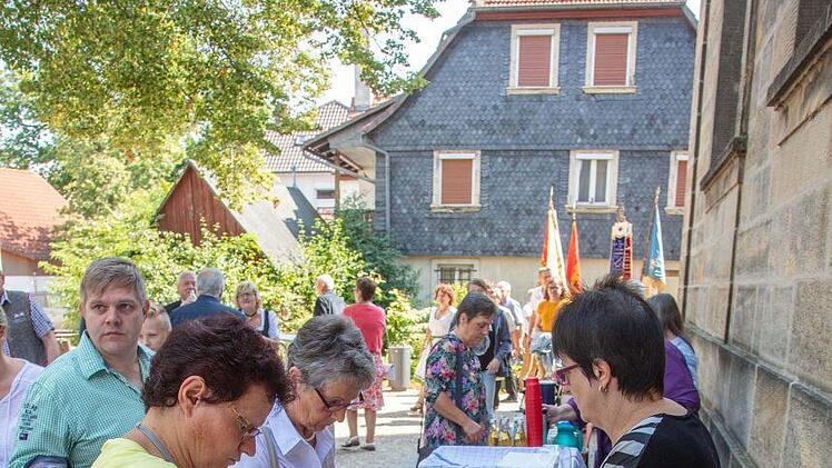 Auf den Festgottesdienst folgte der passende Frühschoppen mit Weißwurst und Gerstensaft.