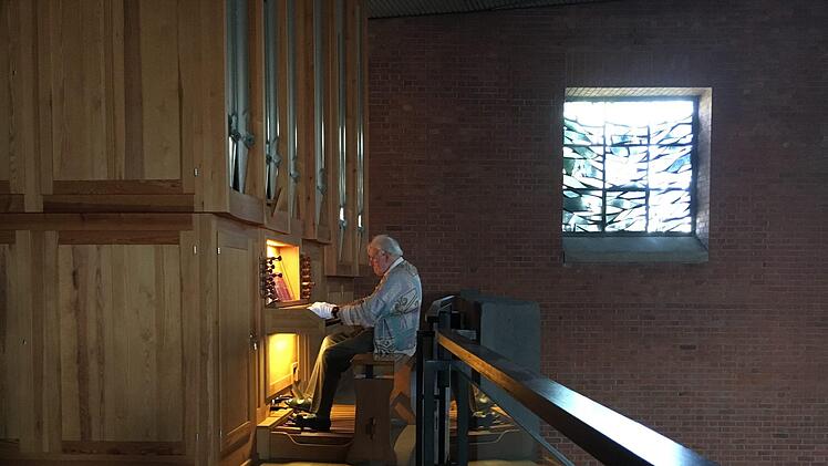 Alfons Zeis an der Orgel der Heilig-Geist-Kirche in LichteneicheFoto: Marcel Terillo