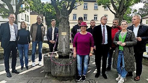 Bei der Brunnensanierung samt Einweihungszeremonie hatte Stadtr&auml;tin Daniela Reinfelder den Hut auf. Neben ihr steht Oberb&uuml;rgermeister Andreas Starke und mit im Bild sind weitere Projektbeteiligte.
