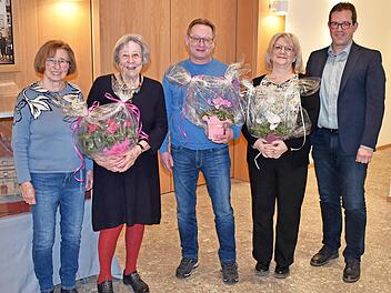 Zweite Vorsitzende Rita Vogel ehrte f&uuml;r 25-j&auml;hrige Vereinszugeh&ouml;rigkeit Hedwig Eidloth sowie f&uuml;r 15 Jahre Vereinstreue J&uuml;rgen Husli und Kerstin Vogel (von links), rechts B&uuml;rgermeister J&uuml;rgen G&auml;belein.