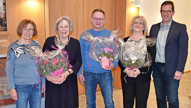 Zweite Vorsitzende Rita Vogel ehrte f&uuml;r 25-j&auml;hrige Vereinszugeh&ouml;rigkeit Hedwig Eidloth sowie f&uuml;r 15 Jahre Vereinstreue J&uuml;rgen Husli und Kerstin Vogel (von links), rechts B&uuml;rgermeister J&uuml;rgen G&auml;belein.