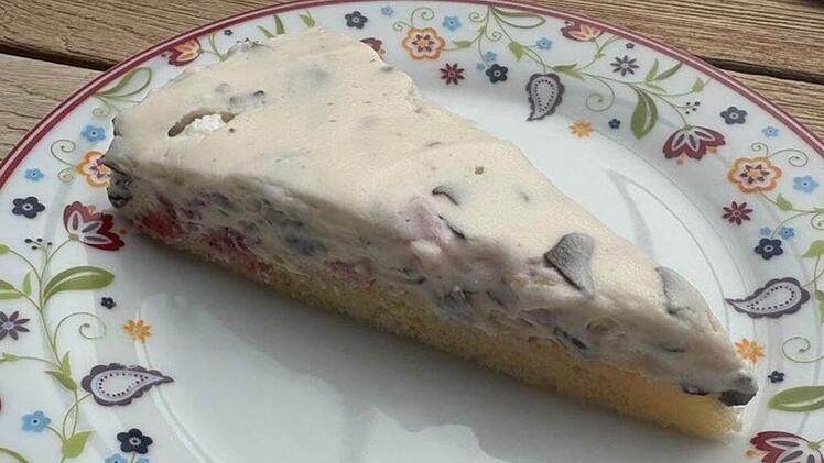 stueck-erdbeer-schokokuss-torte