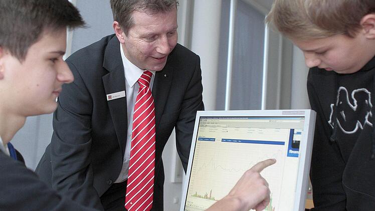 Ulli Förtsch von der Sparkasse Kulmbach-Kronach analysiert mit Daniel Sartison (links) und Jonas Buchheim den Nokia-Chart. Die zehn Wettbewerbswochen brachten erhebliche Kursschwankungen.