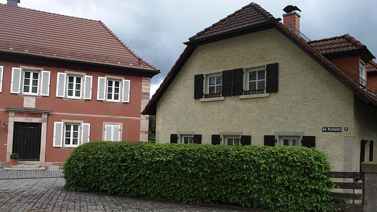 Links das alte Schulhaus (Havelka-Haus), rechts das Haus von Bürgermeister Gerhard Wunder, wo der Kindergarten bis 1960 untergebracht war.