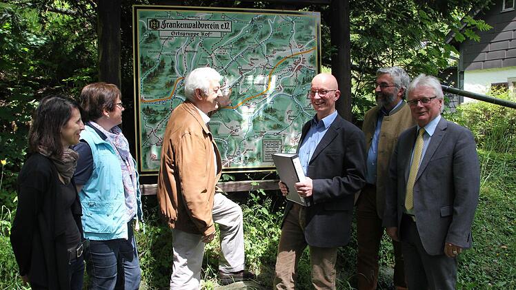 "Da ist die Viceburg auf der Wanderkarte", zeigt Frankenwaldverein-Hauptvorsitzender Robert Strobel (3. v.l.). Mit im Bild (von links): Manuela Wich, die das Wanderheim betreut, Frankenwaldverein-Geschäftsführerin Marlene Roßner, Gerhard Müller vom Forstbetrieb Nordhalben, Peter Hagemann vom Forstbetrieb Rothenkirchen und Zweiter Frankenwaldverein-Vorsitzender und Bürgermeister Dieter Frank.  Foto: Friedwald Schedel