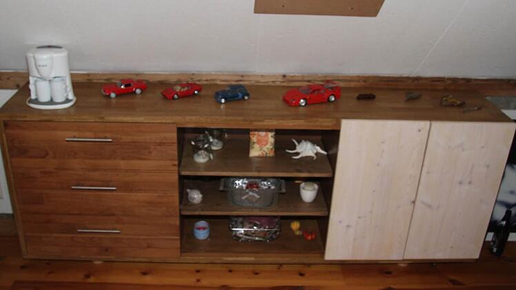 Die Vitrine bekommt ihren Clou durch den Holzmix - das helle Holz im Küchenbereich, das dunkle Holz steht schon im Wohnbereich. Foto: Sonja Adam