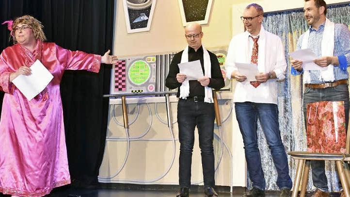"Simmi aus dem Unterdorf" (Simone Wagenhäuser) und ihr "Chor" mit Thomas Ankenbrand aus Hainert, Ralf Spannheimer aus Steinsfeld und Wonfurts Bürgermeister Holger Baunacher (von links) waren einfach spitze.
