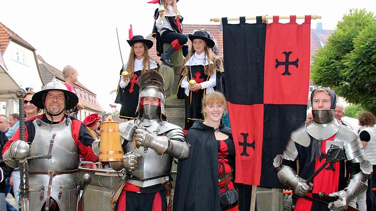 Viel Farbe brachten Felix Gögel, Ida Wächter sowie Fabian und Andreas Gögel als Ritter zum Heiligen Kreuz zu Coburg (vorn, von rechts) sowie die weiblichen Musketiere Alisa, Elina und Lara Schmitt ins Altstadtfest.