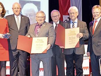 Die neuen Bürgermedaillen-Träger der Marktgemeinde Hirschaid (von links): Oswald Pfister, Prof. Volker Eid und Norbert Postler, umrahmt von den Hirschaider Bürgermeistern Elke Eberl, Klaus Homann und Hans Wichert (ganz rechts)  Fotos: Andrea Spörlein