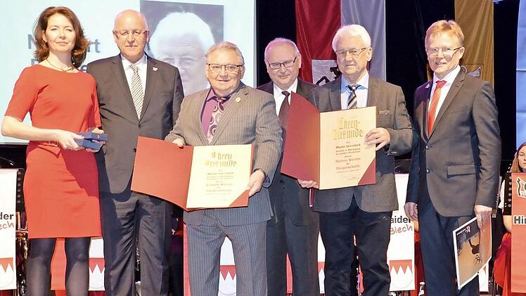 Die neuen Bürgermedaillen-Träger der Marktgemeinde Hirschaid (von links): Oswald Pfister, Prof. Volker Eid und Norbert Postler, umrahmt von den Hirschaider Bürgermeistern Elke Eberl, Klaus Homann und Hans Wichert (ganz rechts)  Fotos: Andrea Spörlein