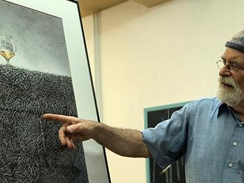Helmut Droll präsentierte in seinem Vortrag die Sehnsucht als Triebfeder in der Kunst im Hammelburger Kunst-Kaufhaus.  Foto: Jacqueline Vera Mihm