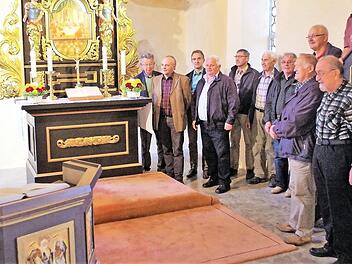 Kreisheimatpfleger Siegfried Scheidig (l.) erläuterte dem Offenen Arbeitskreises für Heimatpflege die geschichtliche Entwicklung der evangelischen Pfarrkirche St. Elisabeth in Steinbach an der Haide. Foto: Gerd Fleischmann