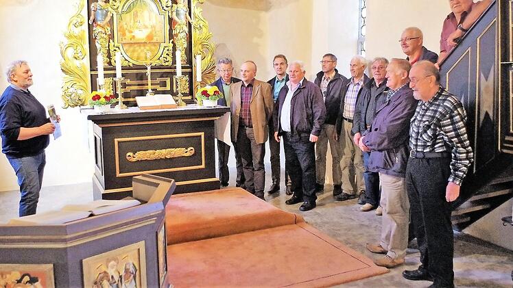 Kreisheimatpfleger Siegfried Scheidig (l.) erläuterte dem Offenen Arbeitskreises für Heimatpflege die geschichtliche Entwicklung der evangelischen Pfarrkirche St. Elisabeth in Steinbach an der Haide. Foto: Gerd Fleischmann