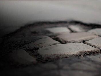 Marode Straßen zu sanieren, ist teuer. Kommunen müssen künftig dafür Gebühren von den Grundeigentümern einfordern.dpa