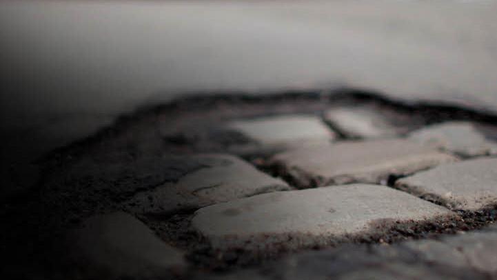 Marode Straßen zu sanieren, ist teuer. Kommunen müssen künftig dafür Gebühren von den Grundeigentümern einfordern.dpa