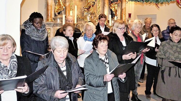 Der Singkreis unter der Leitung von Hannsjörg Schmidt eröffnete das Adventskonzert mit dem Lied "Im Namen des Vaters". Fotos: Werner Reißaus