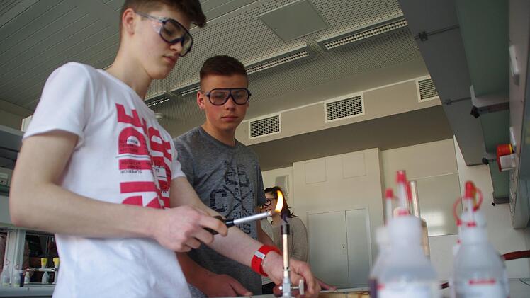 In der Chemie-Übung stehen den Schülern gut ausgestattete Arbeitsplätze zur Verfügung.  Foto: Marco Meißner