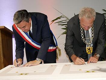 OB Frank Rebhan (rechts) und der OB Patrick Cassany von Villeneuve sur Lot freuen sich auf die nächsten Jahre der deutsch-französischen Jumelage. Beide Oberbürgermeister halten die Erneuerung ihrer Städtepartnerschaft auch schriftlich fest. Fotos: Manja von Nida