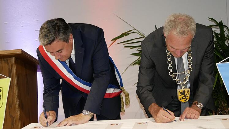 OB Frank Rebhan (rechts) und der OB Patrick Cassany von Villeneuve sur Lot freuen sich auf die nächsten Jahre der deutsch-französischen Jumelage. Beide Oberbürgermeister halten die Erneuerung ihrer Städtepartnerschaft auch schriftlich fest. Fotos: Manja von Nida