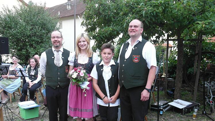 Ehrennadeln des NBMB erhielten Lukas Densch (2.von rechts) und Christina Densch (2. von links). Foto: Elke Knüttel