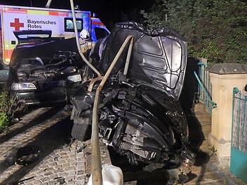Mit gro&szlig;er Wucht m&uuml;ssen die beiden Autos aufeinandergeprallt sein. Endstation war der Gehweg in der Br&uuml;ckenstra&szlig;e.  Foto: Markus Hebert/FFW Ha&szlig;furt
