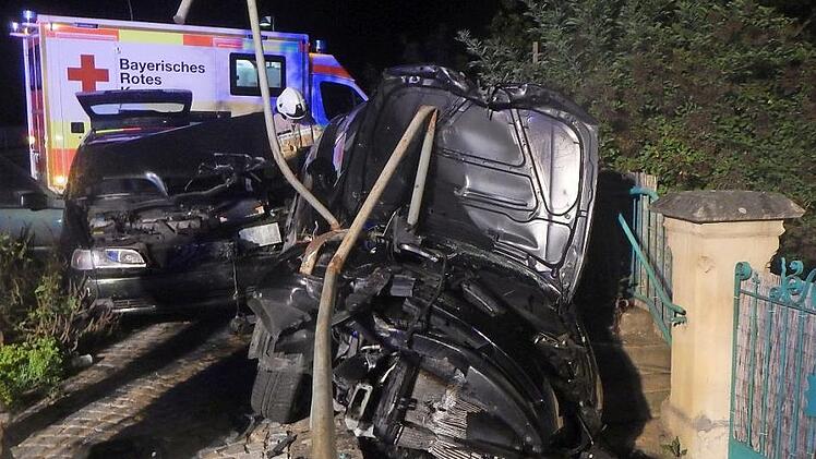 Mit gro&szlig;er Wucht m&uuml;ssen die beiden Autos aufeinandergeprallt sein. Endstation war der Gehweg in der Br&uuml;ckenstra&szlig;e.  Foto: Markus Hebert/FFW Ha&szlig;furt