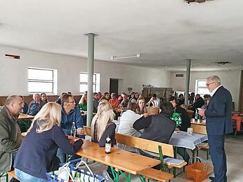 Die Bürgerversammlung in Volkmannsreuth fand in einem umgebauten Stall statt.  Foto: Carmen Schwind