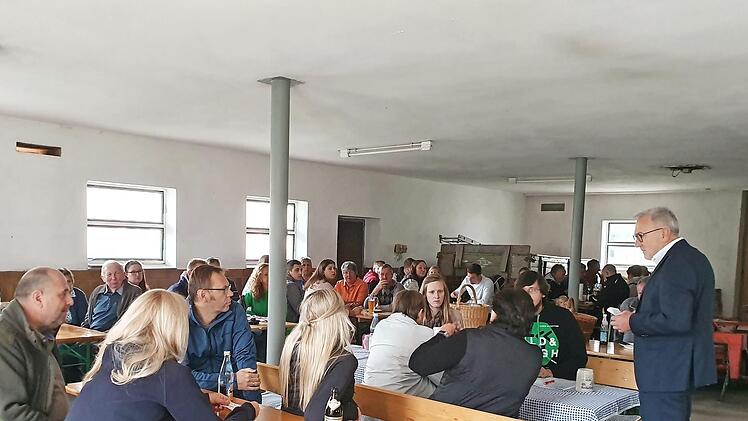 Die Bürgerversammlung in Volkmannsreuth fand in einem umgebauten Stall statt.  Foto: Carmen Schwind