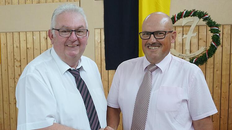 Der langjährige Kreisobmann der Feldgeschworenenvereinigung Bad Brückenau Siegfried Schaub (links) gratulierte seinem Nachfolger Walter Muth zur Wahl.