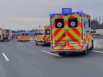 Heftiger Crash auf A9: Transporter kracht mit voller Wucht in Pannen-LKW