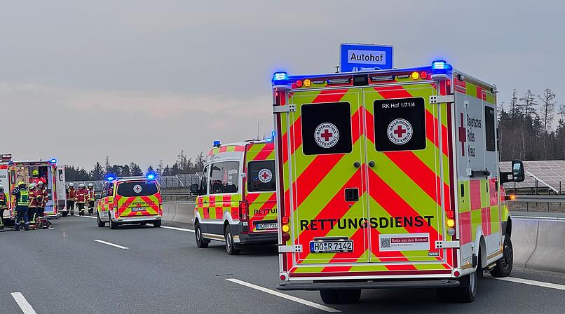 Heftiger Crash auf A9: Transporter kracht mit voller Wucht in Pannen-LKW