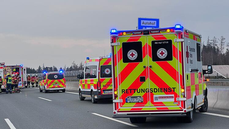 Heftiger Crash auf A9: Transporter kracht mit voller Wucht in Pannen-LKW