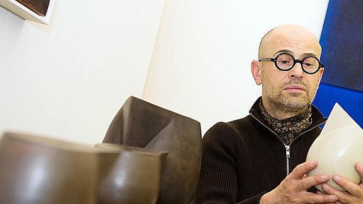 Thomas Pfarr beim Aufbau seines Standes bei der Fine Arts in W&uuml;rzburg.  Foto: Tobias K&ouml;pplinger